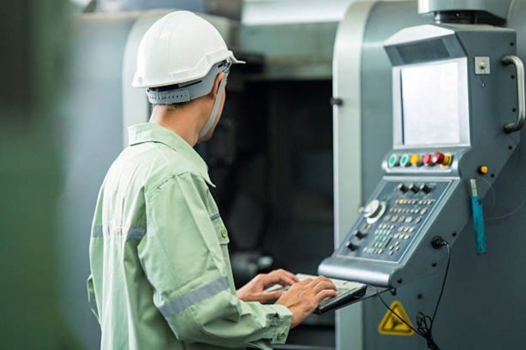 Operador acompanha processo automatizado