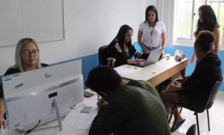 Moradores de Mangaratiba realizam o recadastramento do Cartão do SUS na Secretaria Municipal de Saúde