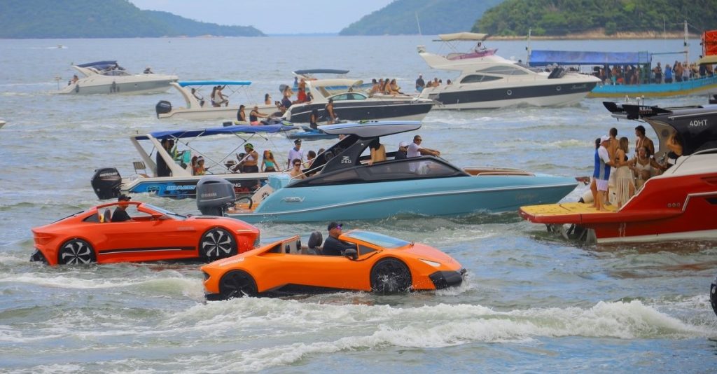 Carros em formato de embarcação navegando