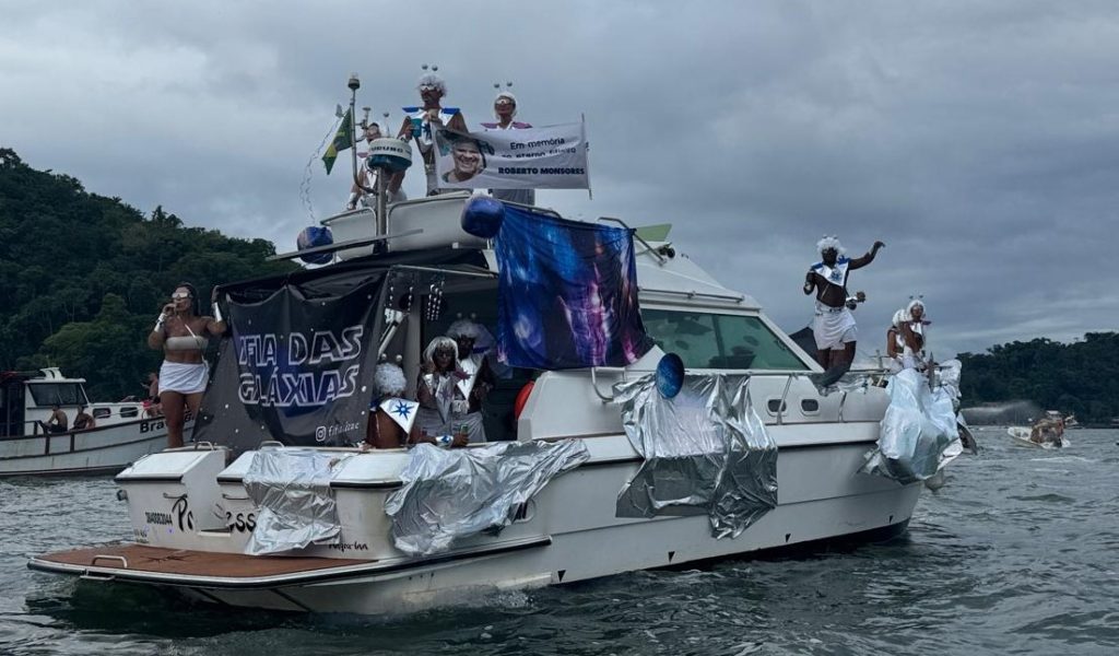Foliões dançando numa embarcação