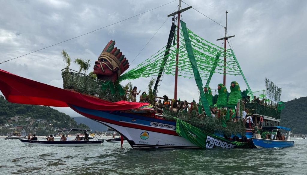 Grande embarcação toda enfeitada