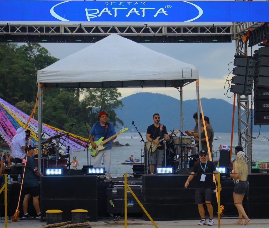 Os Baianeiros se apresentando