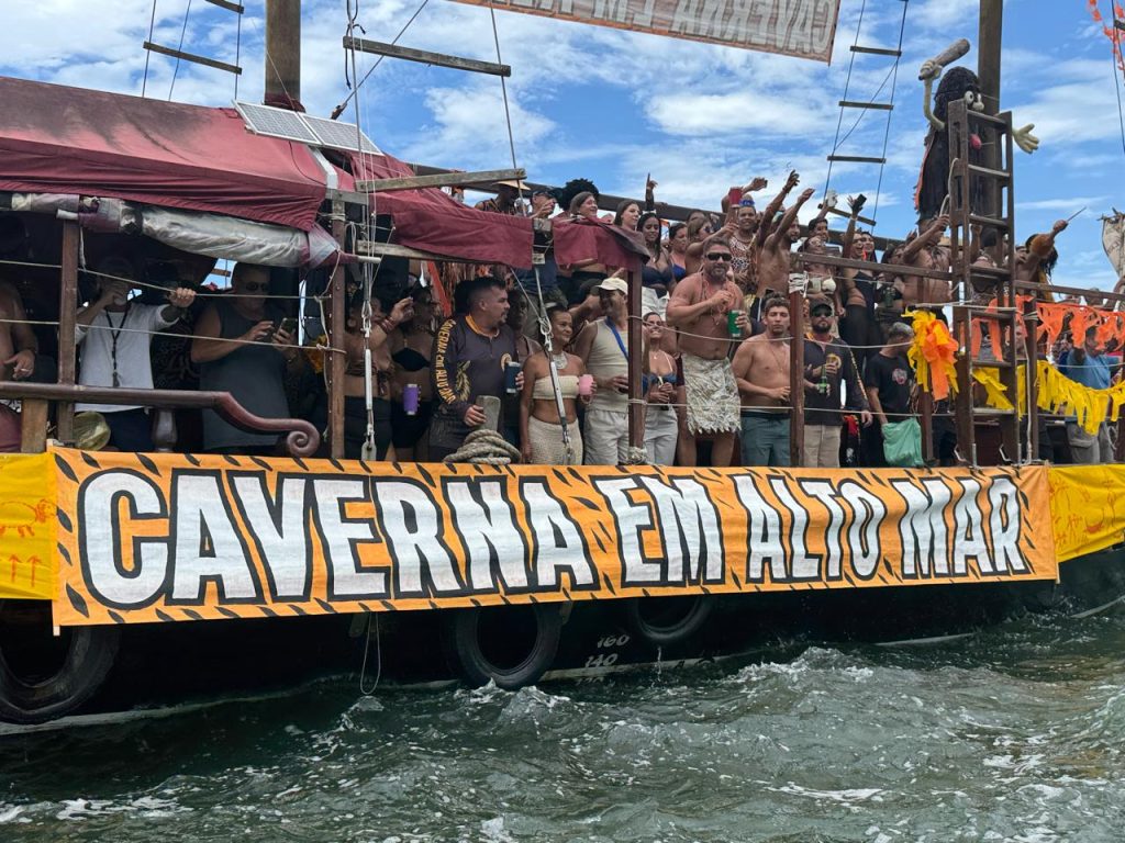 Pessoas alegras bailando numa embarcação