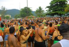 Foliões tomam as ruas em clima de muita alegria durante desfile de bloco carnavalesco