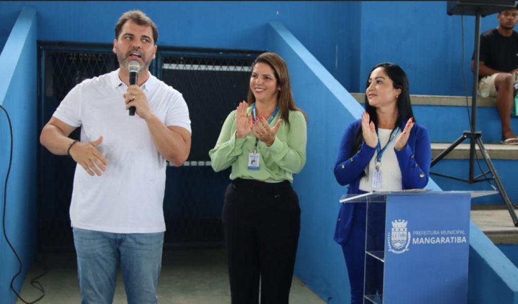 Prefeito Luiz Cláudio Ribeiro durante visita ao CIEP 294