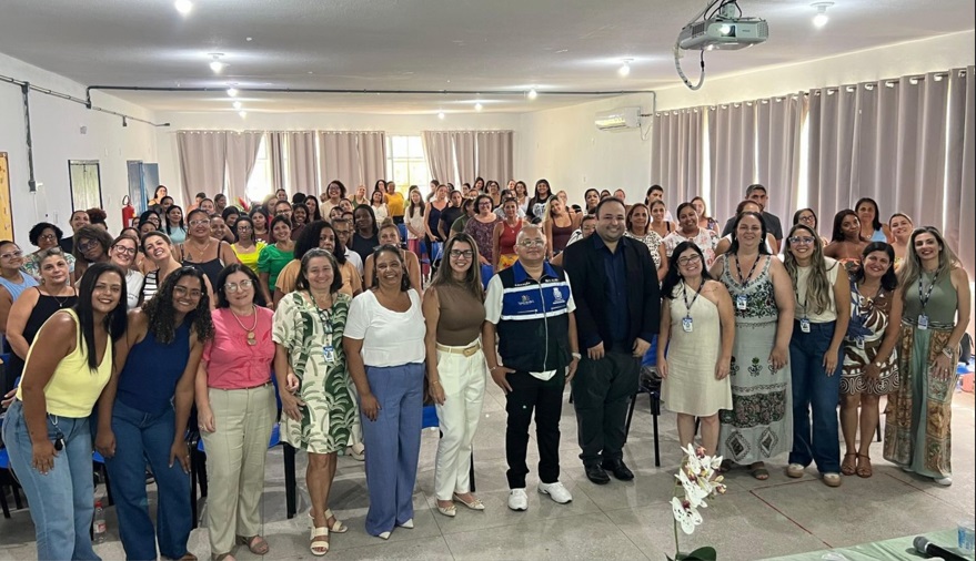 Educadores, gestores e representantes institucionais reunidos durante o Fórum