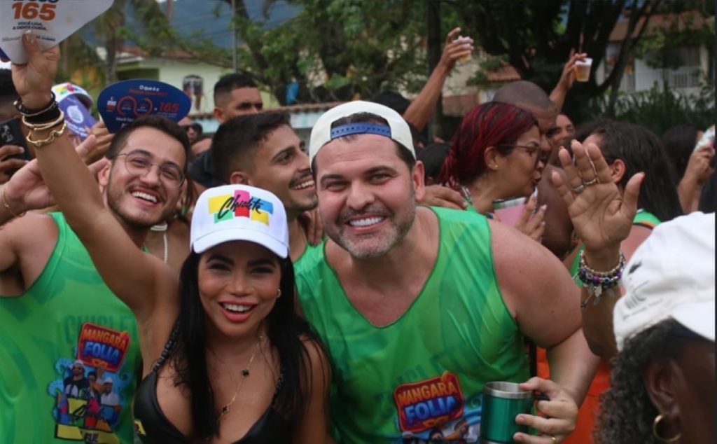 O prefeito Luiz Cláudio Ribeiro, a primeira-dama Marcela Ribeiro e o vice-prefeito Lucas Viníto celebram o MangaraFolia