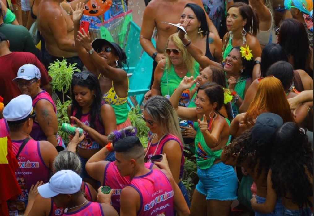 Foliões se divertem ao som do MangaraFolia