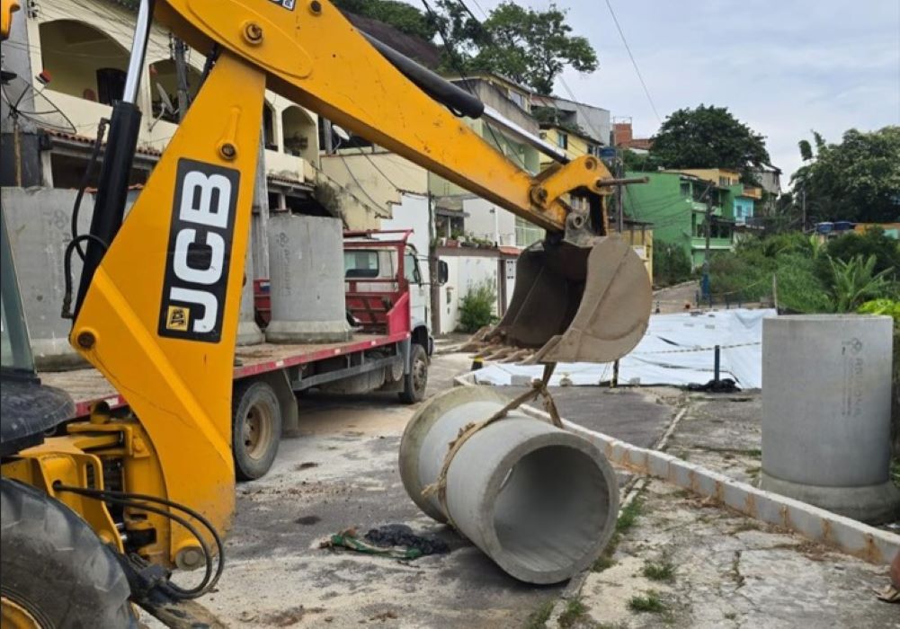 Retroescavadeira atua na instalação de novas manilhas