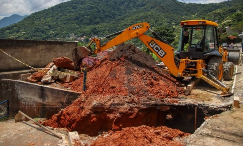 Retroescavadeira em ação no local do desabamento