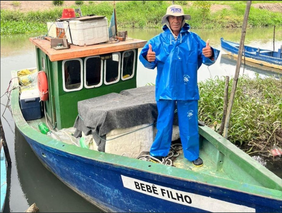  Pescador artesanal posa em sua embarcação