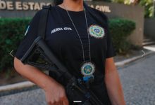 Agente da Polícia Civil armada fuzil