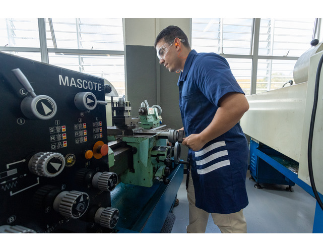 Aluno manipulando uma máquina