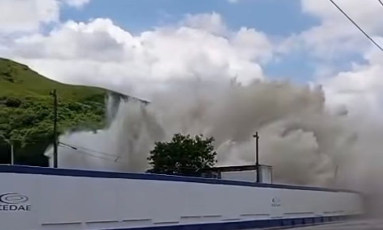 Vazamento em tubulação interna no ETA Guandu causou "cortina d'água" e reduziu operação do sistema pela metade (FOTO: REPRODUÇÃO/INTERNET).